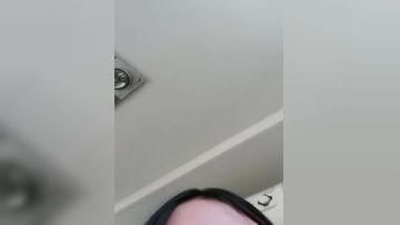自我陶醉式的肉肉妹子，口交挑逗男友，特写厚实的蝴蝶逼