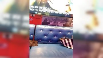 皮肤很好的童颜大奶妹子直播撕破丝袜和粉丝炮友在KTV的莎发上啪啪-2