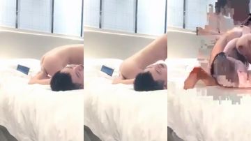 (上)有钱真好！花大笔重金请来两位高级妹子玩双飞～两位还争先恐后的骑了上去