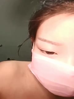 宅男女神幺幺哒不知道被哪个鸡巴把肚子搞大了，挺着个大肚子和狼友互动
