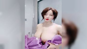 2022最熟阿姨--骚死了，浴室顶哌哌、肉棒插得小穴发骚流浆，巨乳大奶子飘了起来！