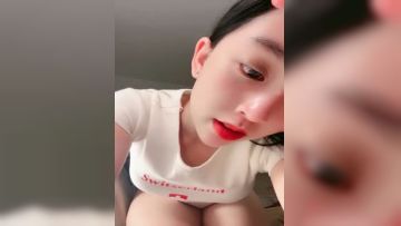 来自红十字的极品诱惑，颜值高身材好完美露脸大秀直播，跟狼友撩骚脱光撅着屁股掰开逼逼给狼友看道具抽插