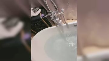 大奶淫模好骚好诱惑，精彩露脸高颜值大秀啪啪直播，打着电话被大哥压在身下抽插，淫声荡语不断奶子乱晃刺激第04集