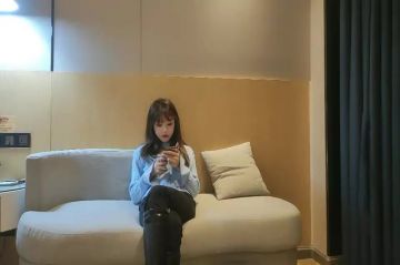 蓝衣网红脸妹子啪啪，口交摸逼抬腿侧入上位骑坐大力勐操