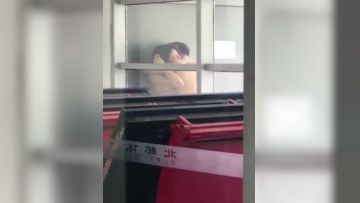 北邮体育馆事件 两个年轻情侣居然拿体育馆当炮房 胆子太大了