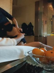 专干足浴洗脚妹子，技师小妹制服诱惑，摸摸搞搞拔下裙子扣穴，到卫生间吹一下，扶着墙后入猛操屁股