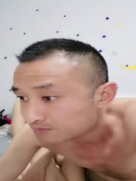 新晋夫妻居家啪啪展示新奇高难度动作，抱着腿下位深喉口交，69姿势舔逼站立翘起屁股后入，抱起来抽插猛操