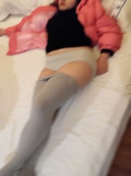 可爱妹子聚会上被人下药带到酒店玩弄，把精液灌进了妹子嘴里最后又从嘴角流了出来