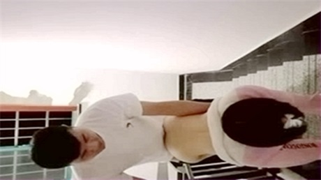 自拍福利短发萌妹子晚上楼道双人啪啪 阶梯上后入抬起...