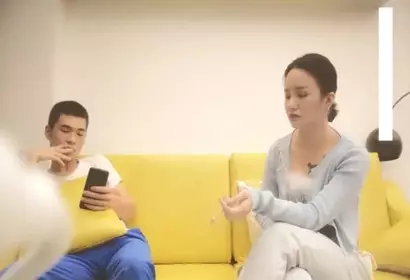 大哥独爱侧面插入,让媳妇穿上黑丝,擡着腿抱腰疯狂抽送,小少妇乱叫