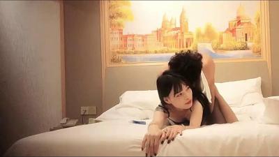 黑丝骚妹，bb让仔细看看，被草喊着使劲操我小bb。